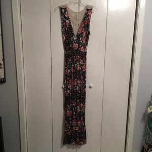 🚨 Donating 11/17 - Gilli Flowered Maxi Dress